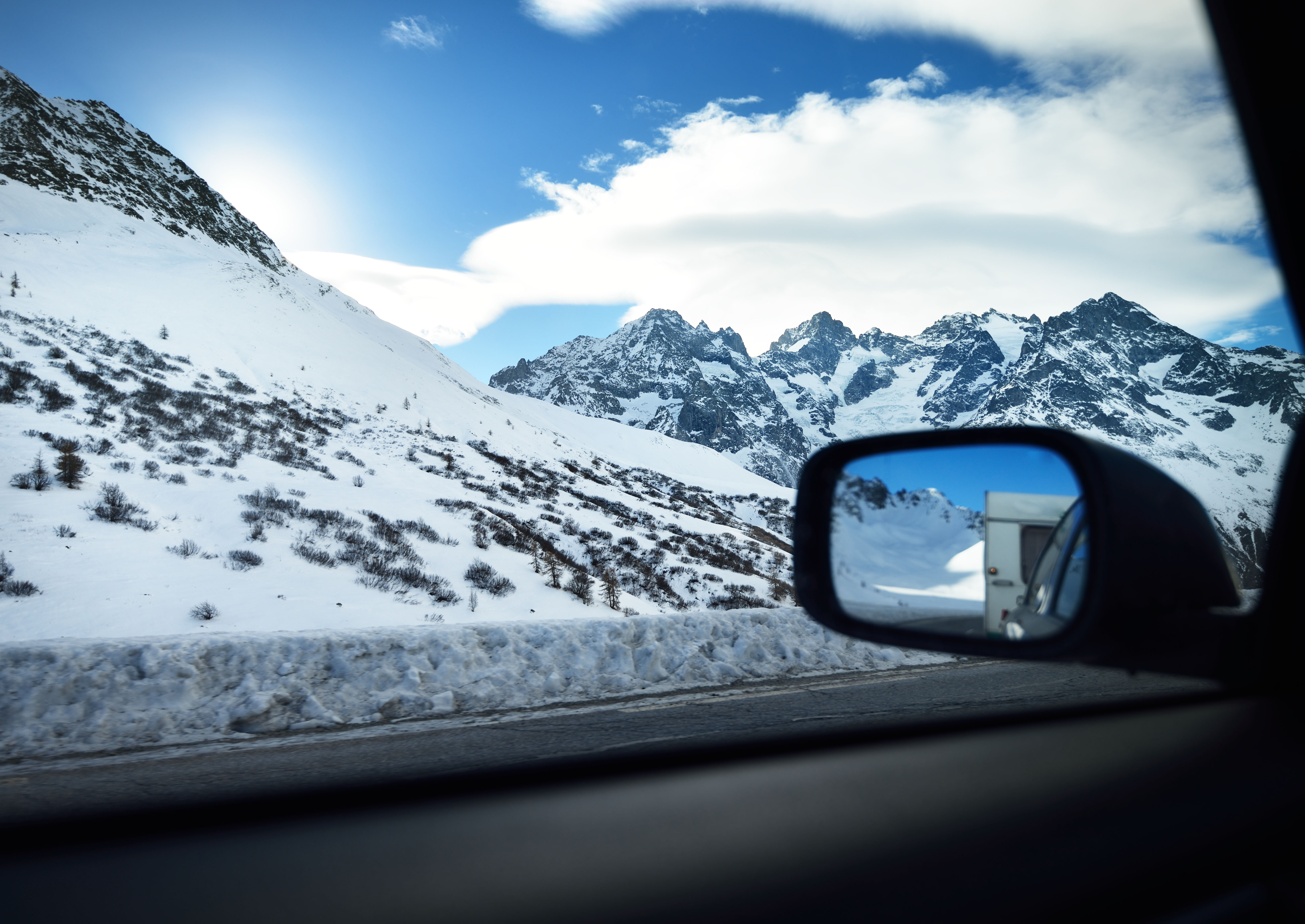 Voiture dans la neige - © 123RF Voiture dans la neige