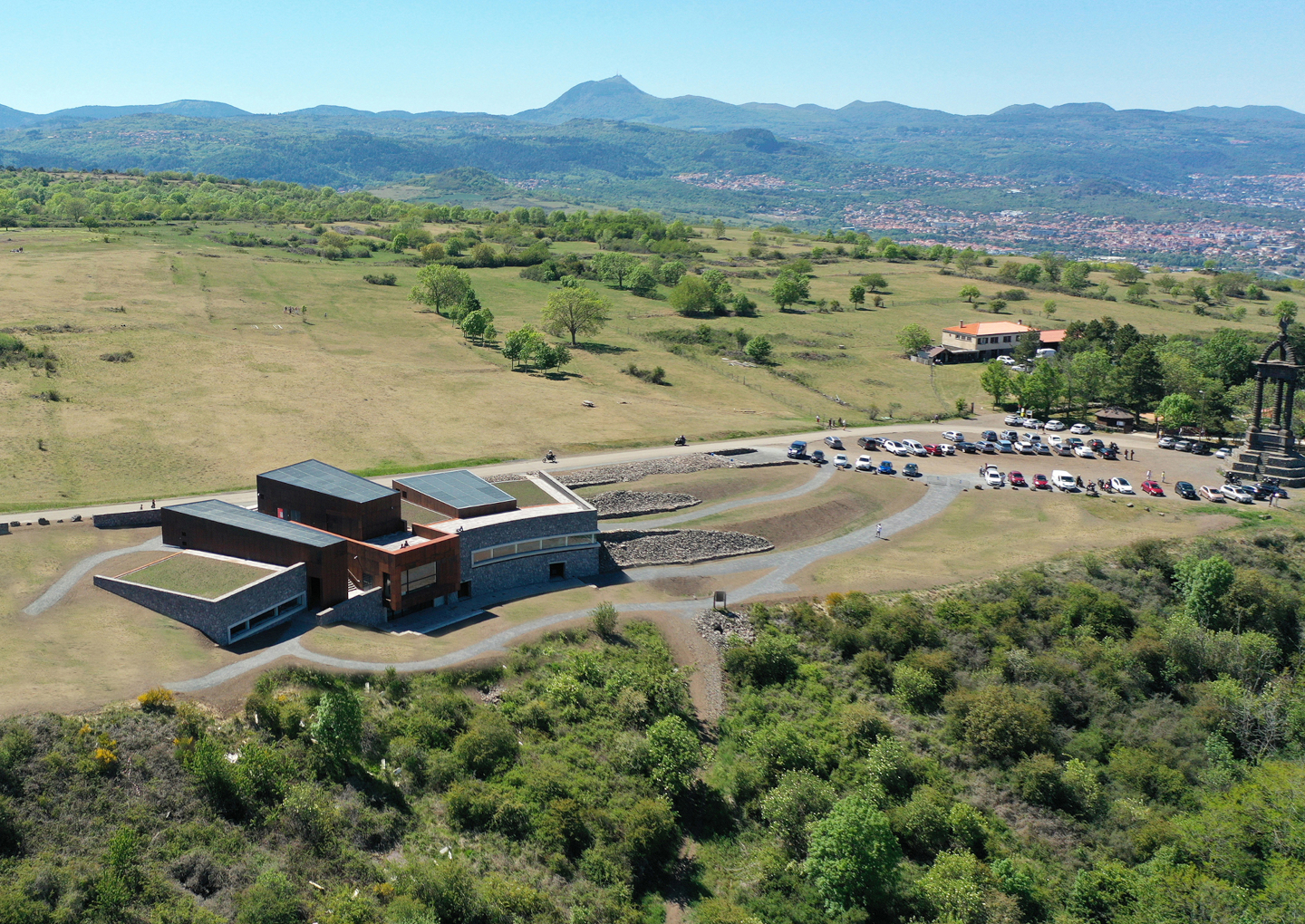 Plateau et musée de Gergovie vue aérienne - ©  Pictures Fabryc - CD63 Plateau et musée de Gergovie vue aérienne