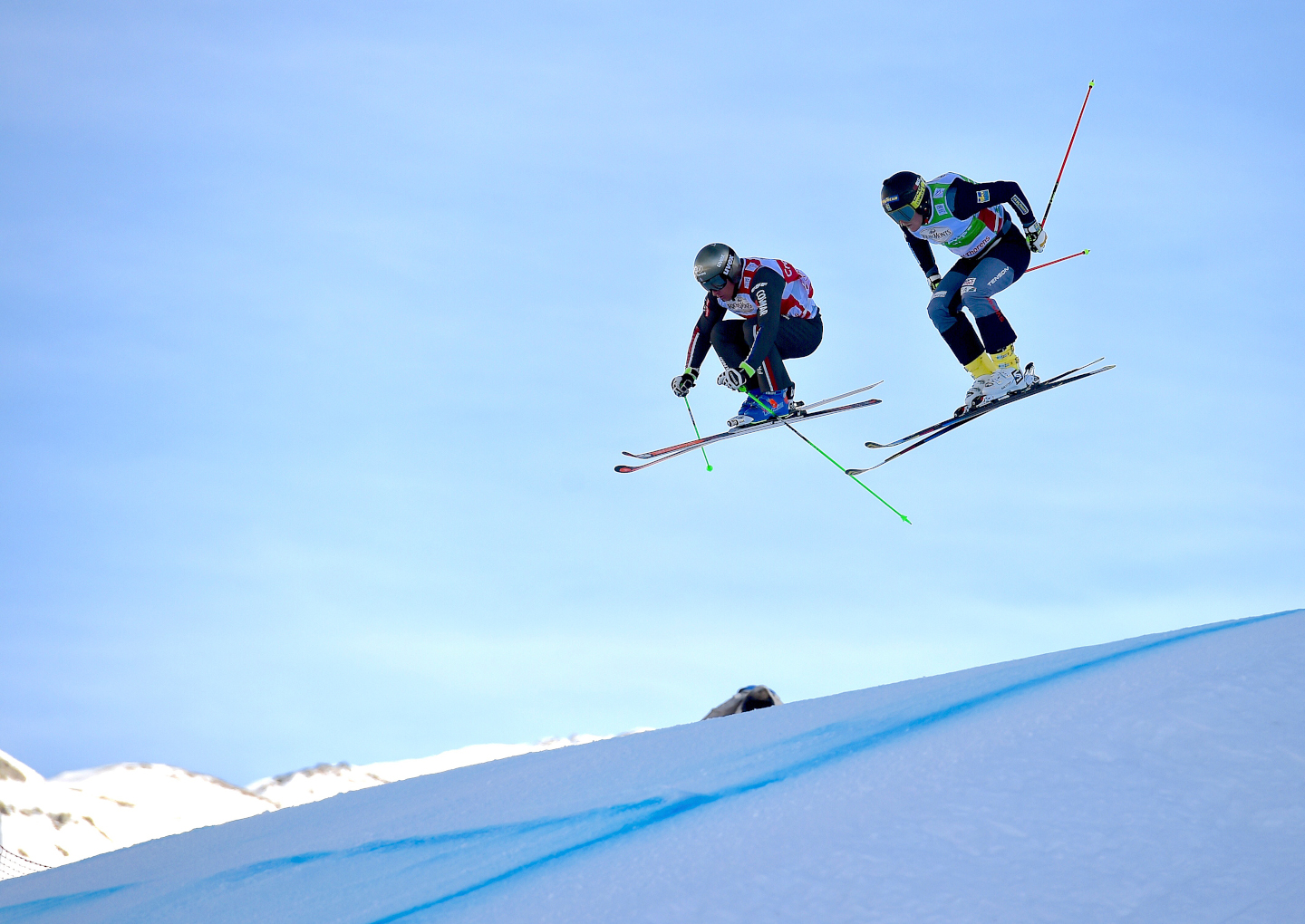 Skieurs en plein saut - © Michel Pérès Skieurs en plein saut