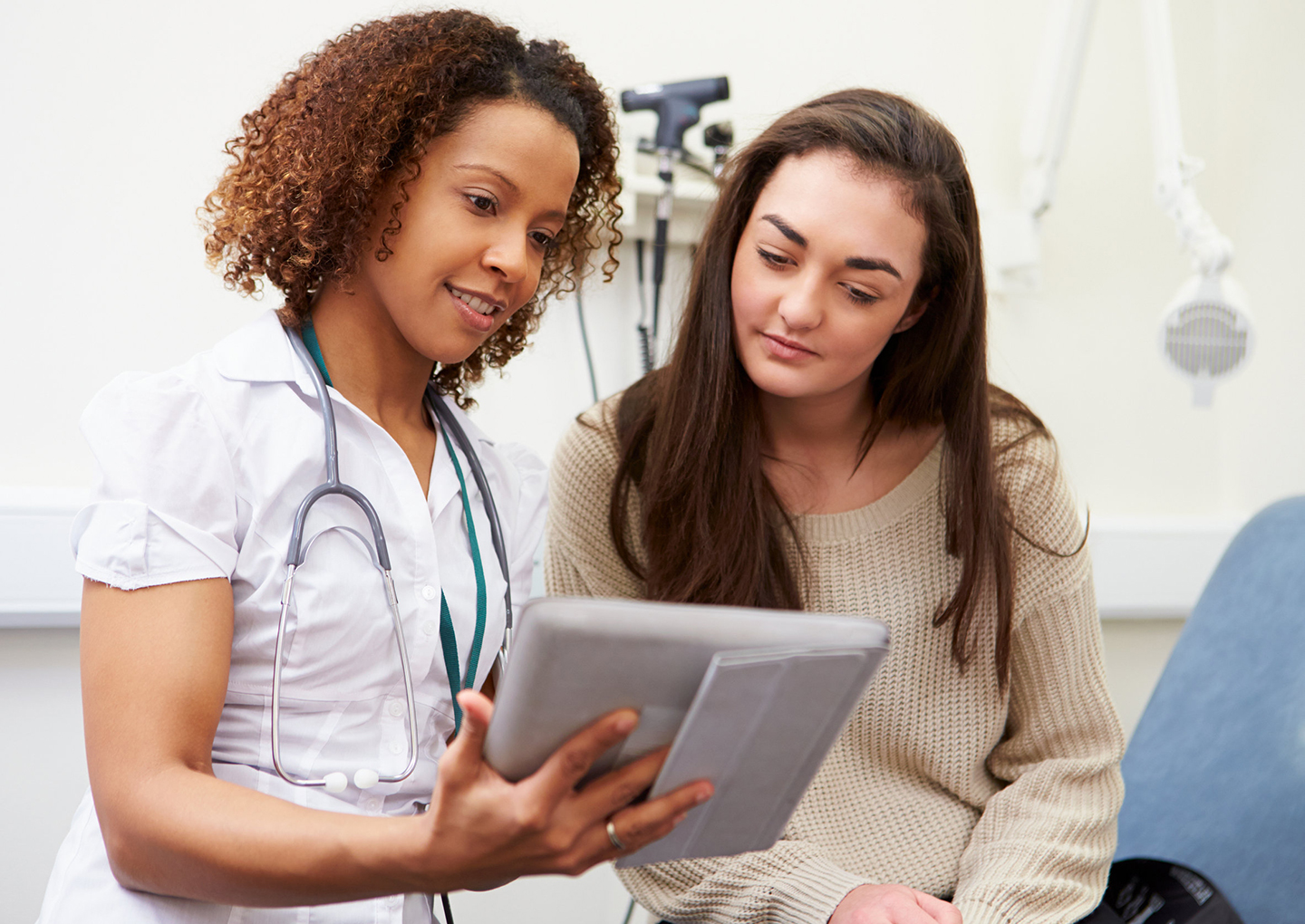 - © Stockbroker/123rf Médecin avec une jeune fille