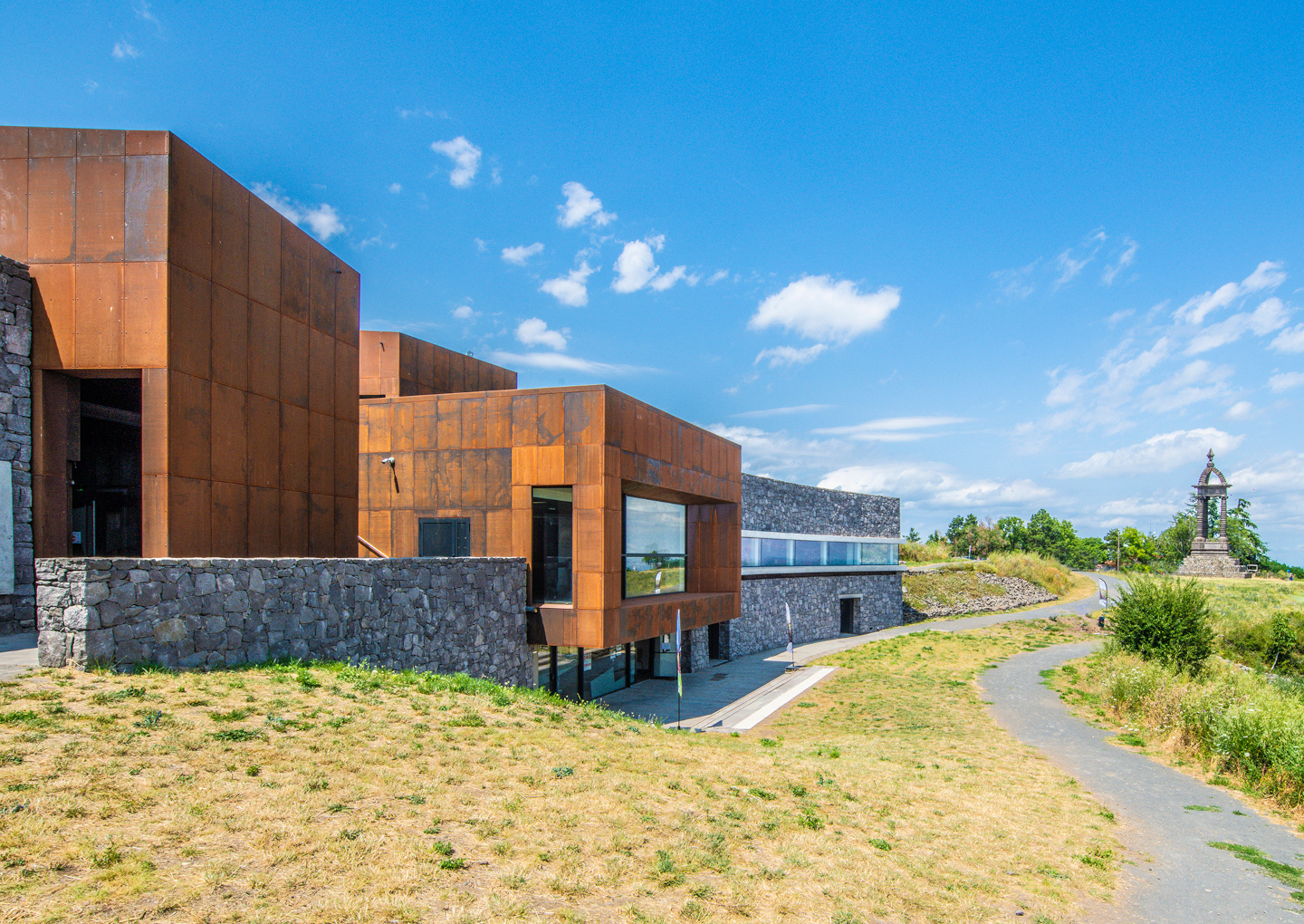 Musée de Gergovie bâtiment - © Henri Derus Photographie Musée de Gergovie bâtiment