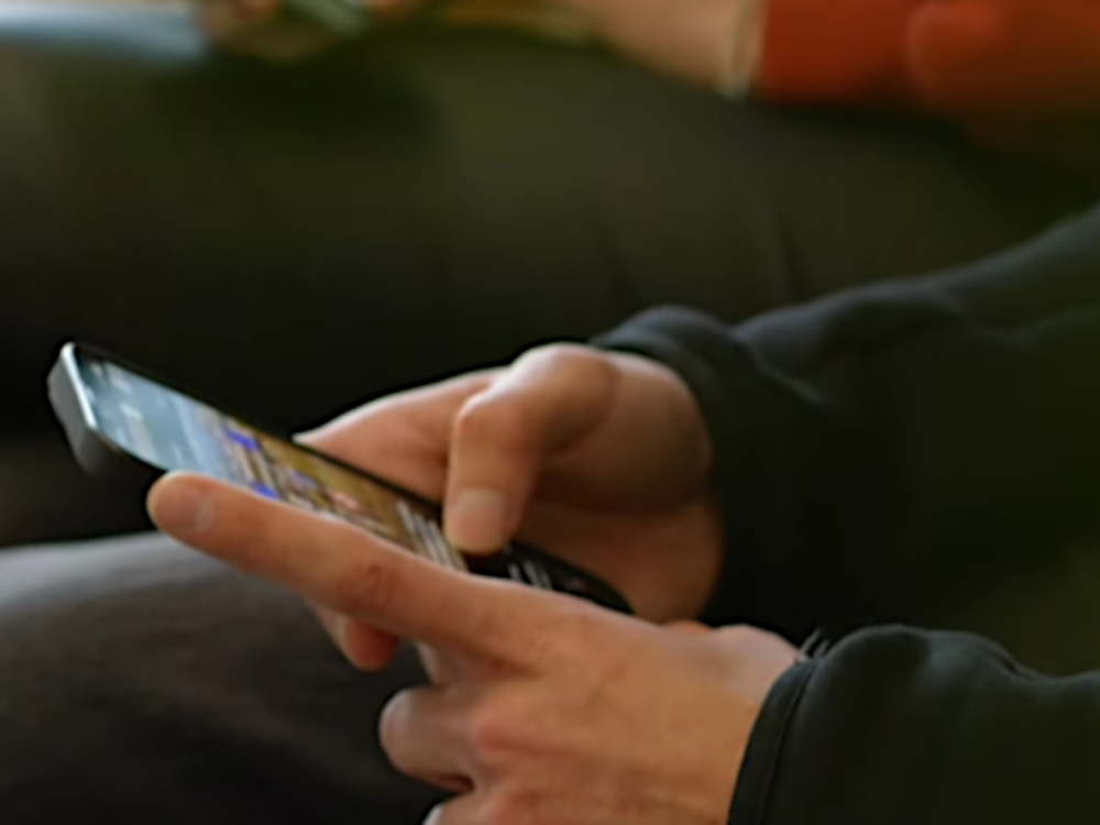 Preview image for the video "Plus de portables dans les lycées !".