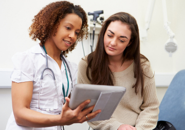 Médecin avec une jeune fille