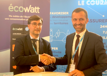 Signature de la convention entre Thierry Kovacs et François Chaumont