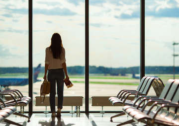 Etudiante dans un aéroport