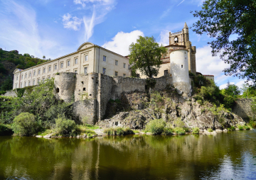 Lavoûte-Chilhac - vue du prieuré depuis l'Allier