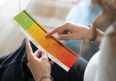 Photo d'une jeune femme tenant un violentomètre