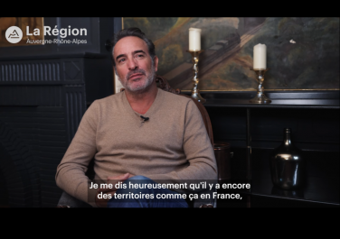 Preview image for the video "Jean Dujardin : &quot;J'ai toujours eu envie de partir, d'avoir une aventure intérieure&quot;".