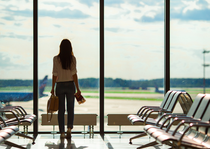 Etudiante dans un aéroport