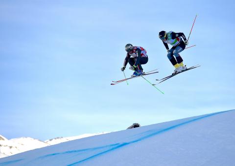 Skieurs en plein saut