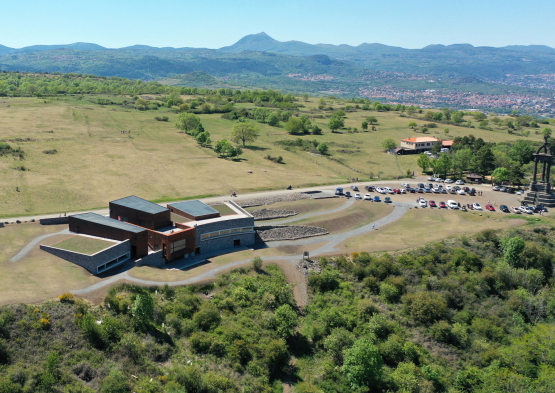 Plateau et musée de Gergovie vue aérienne