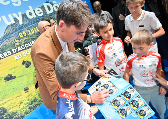 Le coureur cycliste Romain Bardet a accordé une séance de dédicaces aux enfants.