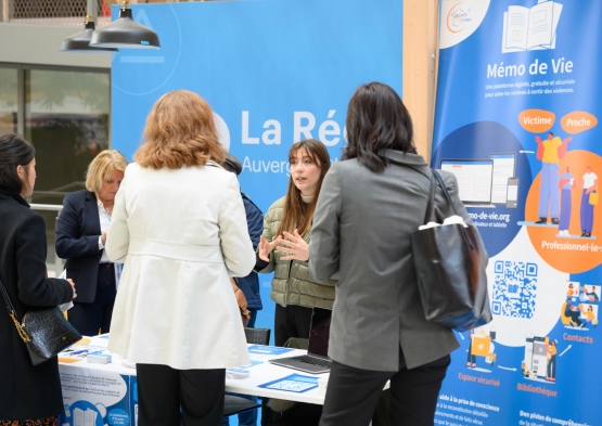 De nombreux stands étaient dédiés aux outils de protection contre les violences faites aux femmes.