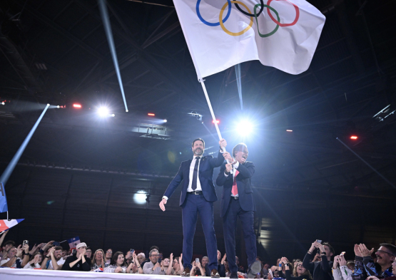 Grand Retour délégation + drapeau Albertville 1