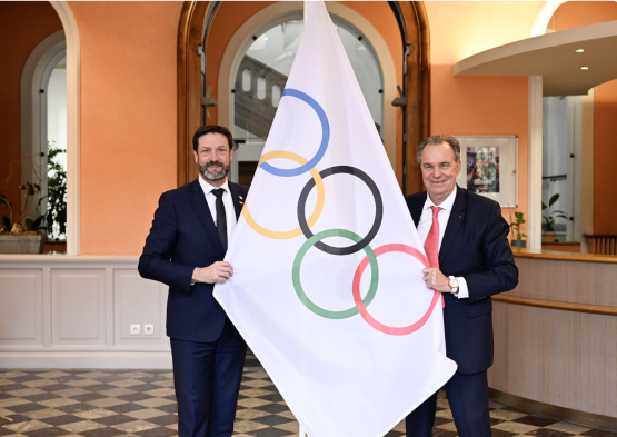 Grand Retour délégation + drapeau Albertville 21