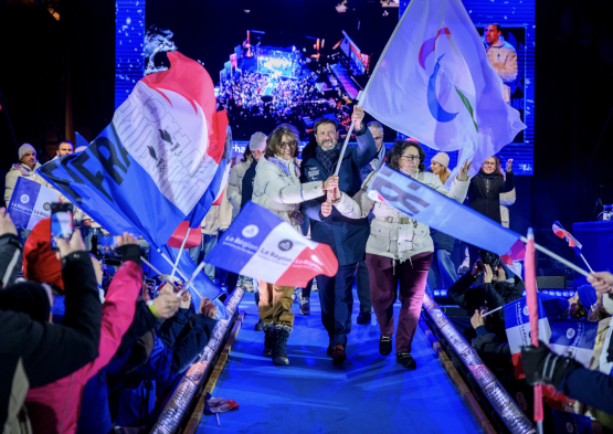 Grand Retour délégation para + drapeau Chamrousse 21