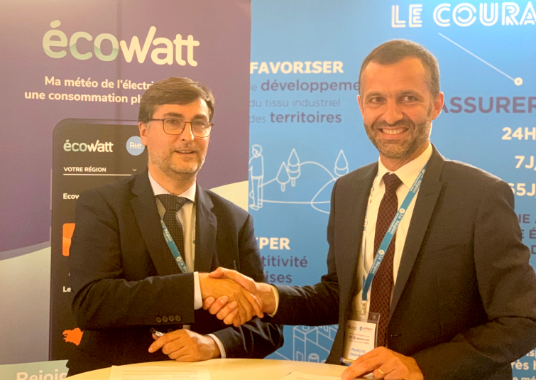 Signature de la convention entre Thierry Kovacs et François Chaumont