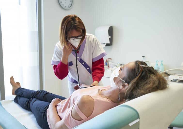 Une médecin ausculte sa patiente