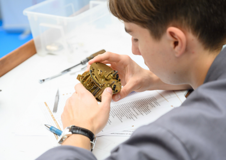 Un artisan horloger sur le salon des entreprises du patrimoine vivant