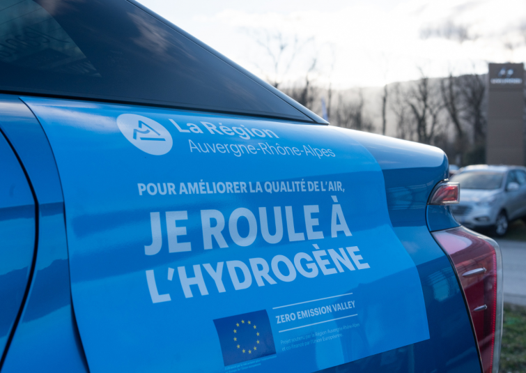 Photo d'une voiture sur laquelle il est écrit &quot;Pour améliorer la qualité de l'air, je roule à l'hydrogène&quot;