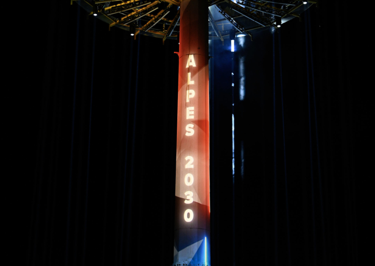 Grand Retour délégation + drapeau Albertville 3