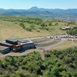 Plateau et musée de Gergovie vue aérienne