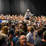 Démonstrations de vélo dans la foule