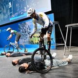 Le public était invité sur scène pour tester l’agilité des cyclistes. 