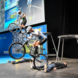 Le public était invité sur scène pour tester l’agilité des cyclistes. 
