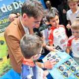 Le coureur cycliste Romain Bardet a accordé une séance de dédicaces aux enfants. 