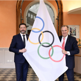 Grand Retour délégation + drapeau Albertville 21