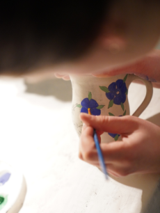 Atelier de décoration sur céramique : Entre tradition et créativité